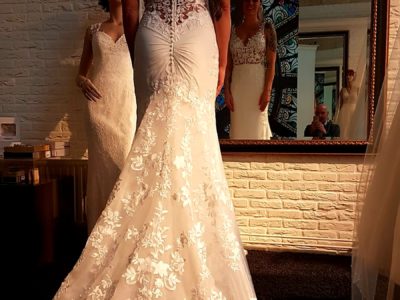 Blue by Enzoani Malia met prachtige kanten sleep