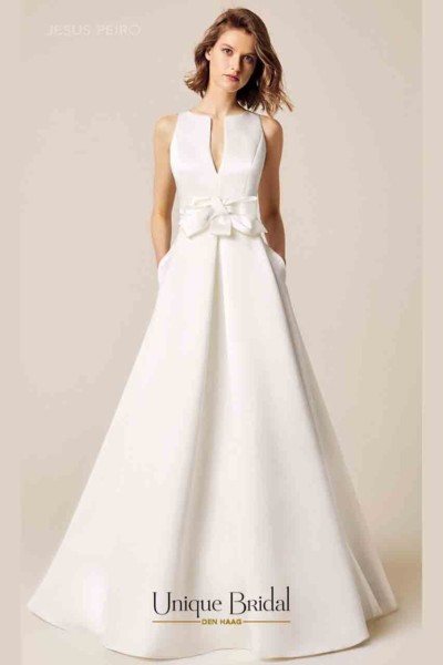 Mooie, stijlvolle, elegante bruidsjurk van Jesus Piero