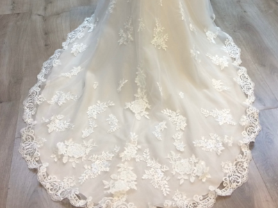Gloednieuwe Stella York Fit and Flare met sweetheart neckline en lace illusion back