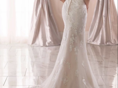 Gloednieuwe Stella York Fit and Flare met sweetheart neckline en lace illusion back