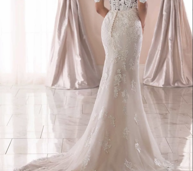 Gloednieuwe Stella York Fit and Flare met sweetheart neckline en lace illusion back