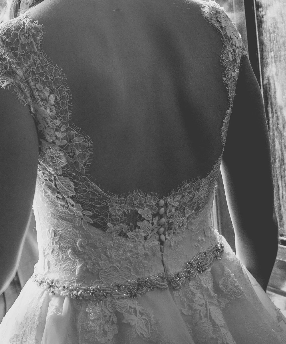 Prachtige trouwjurk (offwhite) van Pronovias met een kanten bovenlijfje, mooie lage rug en tule rok.