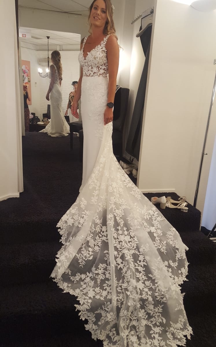 Blue by Enzoani Malia met prachtige kanten sleep
