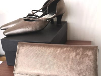 Mooi trouwpakje met bijpassende schoenen en tasje