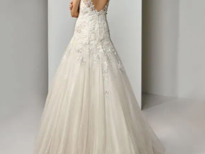 Enzoani Beautiful Bride trouwjurk ivoor met open rug en mooie lange sleep
