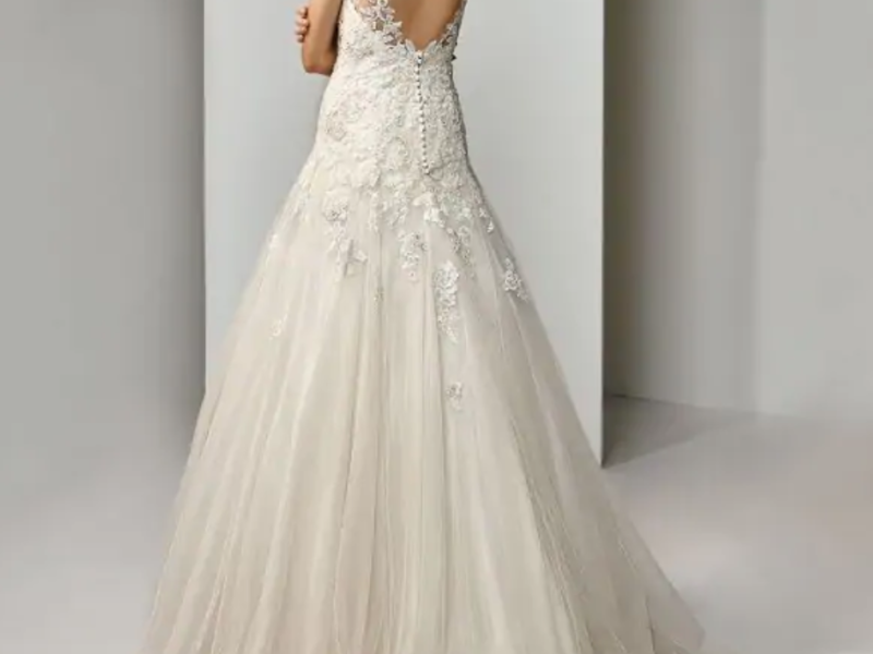 Enzoani Beautiful Bride trouwjurk ivoor met open rug en mooie lange sleep