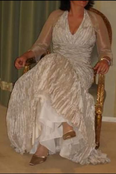 Trouw-of galajurk platina beige, Pronovias,met of zonder mouwtjes.
