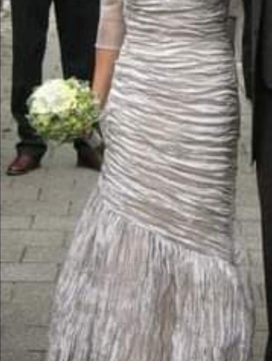 Trouw-of galajurk platina beige, Pronovias,met of zonder mouwtjes.