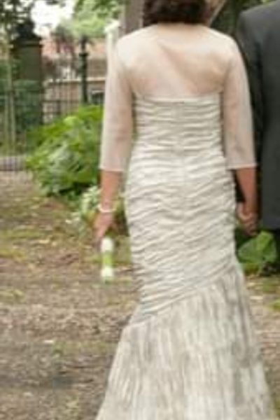 Trouw-of galajurk platina beige, Pronovias,met of zonder mouwtjes.