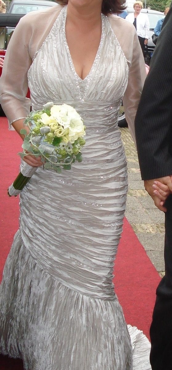 Trouw-of galajurk platina beige, Pronovias,met of zonder mouwtjes.