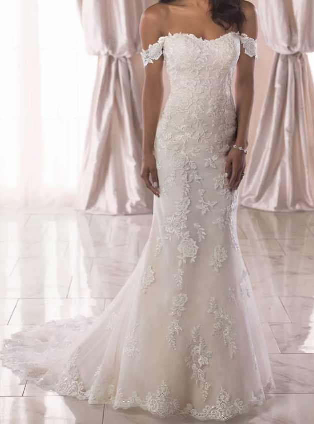 Gloednieuwe Stella York Fit and Flare met sweetheart neckline en lace illusion back