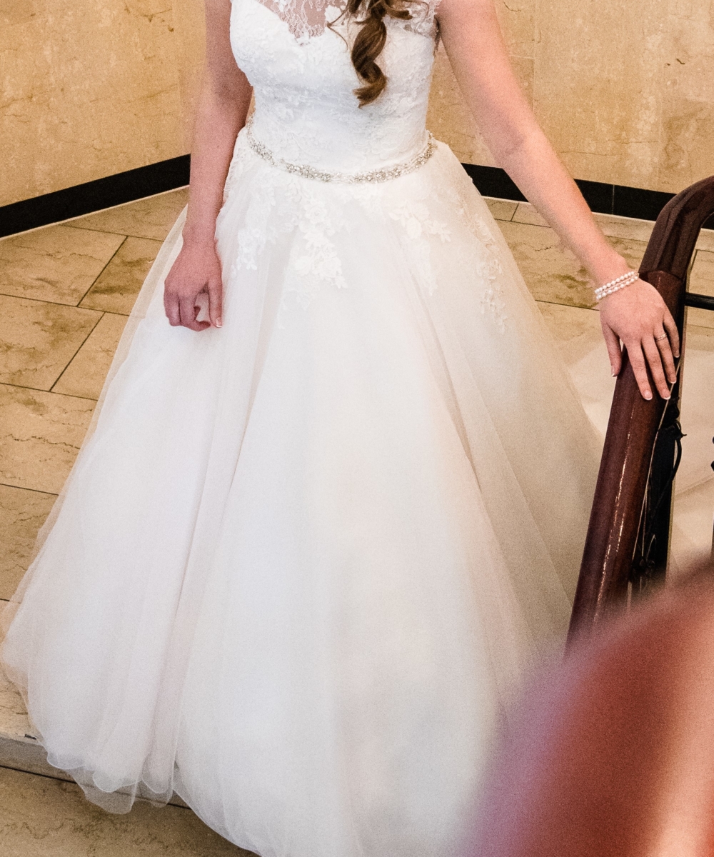 Prachtige trouwjurk (offwhite) van Pronovias met een kanten bovenlijfje, mooie lage rug en tule rok.