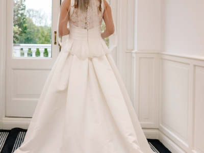 Prachtige klassieke trouwjurk White One Lia met kanten rug in nieuwstaat!
