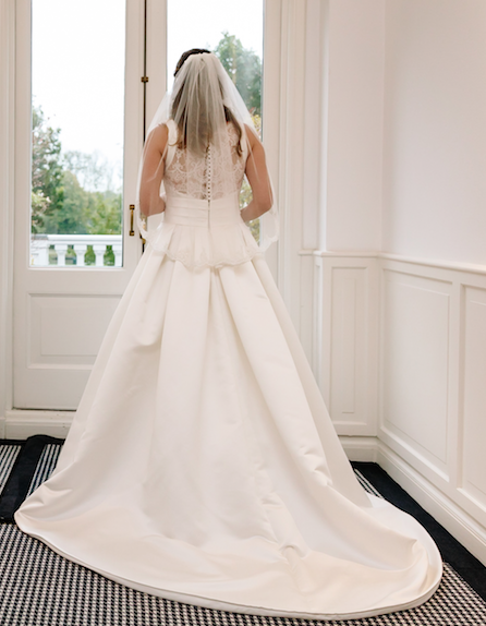 Prachtige klassieke trouwjurk White One Lia met kanten rug in nieuwstaat!