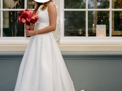 Prachtige klassieke trouwjurk White One Lia met kanten rug in nieuwstaat!