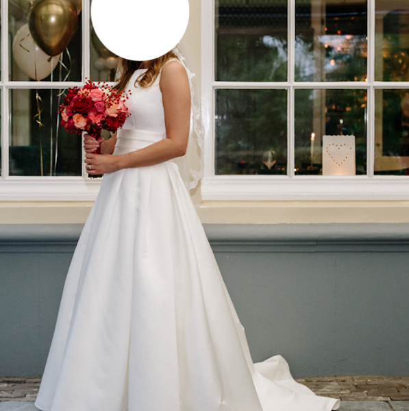 Prachtige klassieke trouwjurk White One Lia met kanten rug in nieuwstaat!