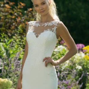 Ongedragen en niet vermaakte romantische A-lijn trouwjurk met prachtige sleep, incl. soft tulle Bianco sluier