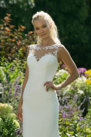 Ongedragen en niet vermaakte romantische A-lijn trouwjurk met prachtige sleep, incl. soft tulle Bianco sluier