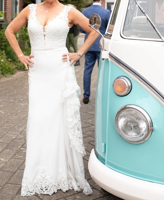 Prachtige Blue by Enzoani aansluitende trouwjurk