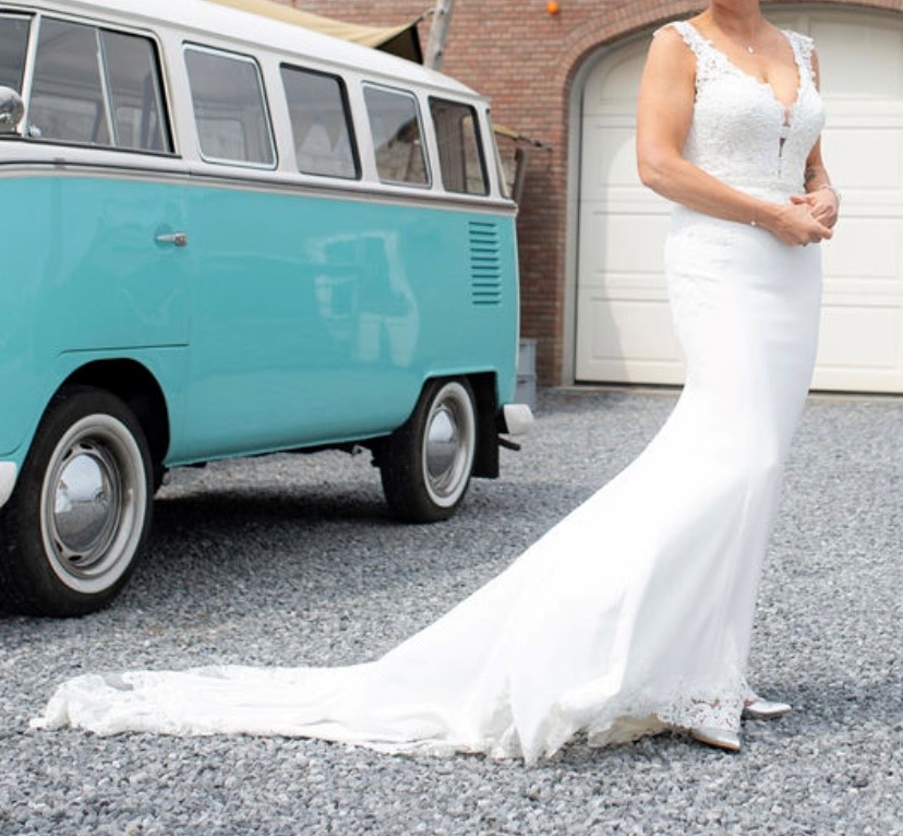 Prachtige Blue by Enzoani aansluitende trouwjurk