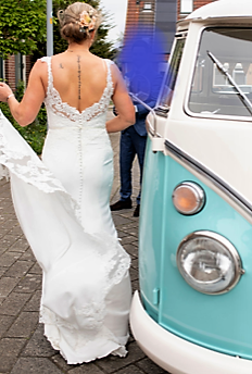 Prachtige Blue by Enzoani aansluitende trouwjurk