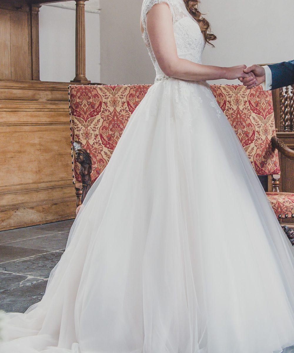Prachtige trouwjurk (offwhite) van Pronovias met een kanten bovenlijfje, mooie lage rug en tule rok.