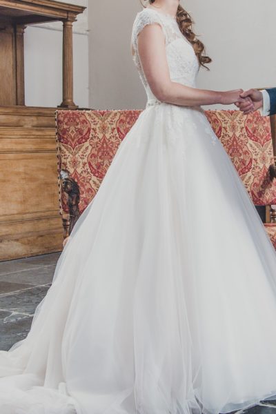 Prachtige trouwjurk (offwhite) van Pronovias met een kanten bovenlijfje, mooie lage rug en tule rok.