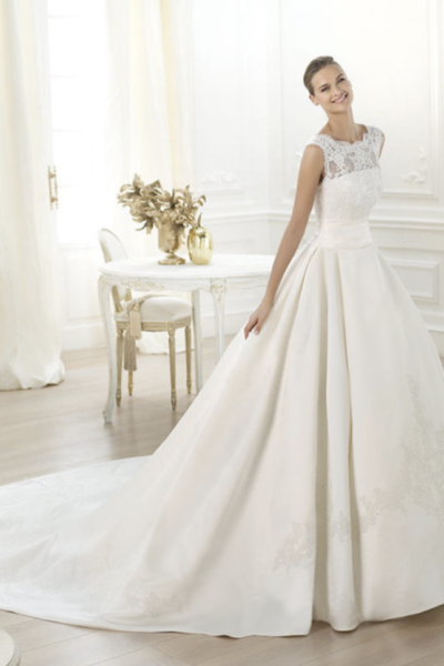 Waanzinnige Pronovias prinsessenjurk met kanten top en lange sleep