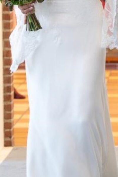 Off shoulder trouwjurk met sleep
