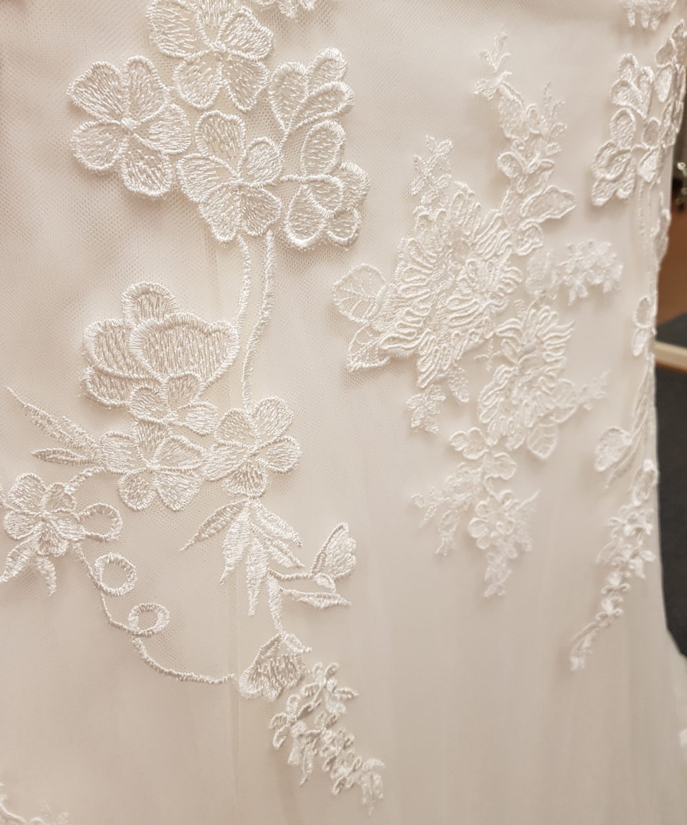 Lillian West Unworn BOHO Weddingdress
