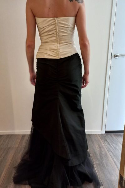 Zwarte rok met crèmekleurige top en jasje, maat 36