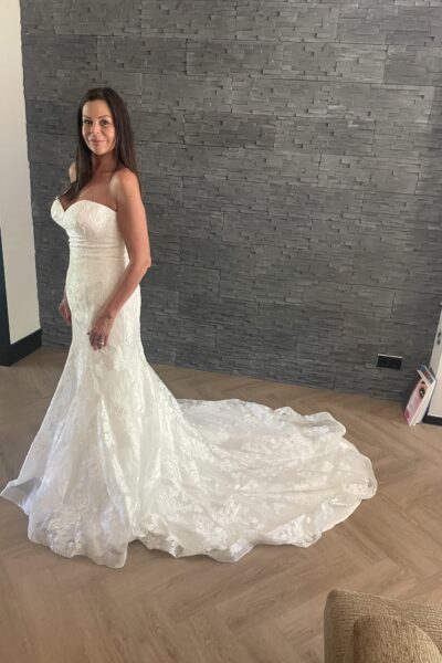 Prachtige trouwjurk helaas is de bruiloft niet doorgegaan jurk met losse top. Foto met top 1.77m met 73kg , foto zonder top onlangs gemaakt 66kg. Jurk is origineel moet nog op maat gemaakt.