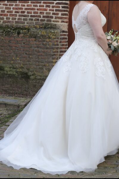 Trouwjurk met mooi detail op rug maat 44/46