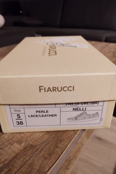 Witte kanten sneakers