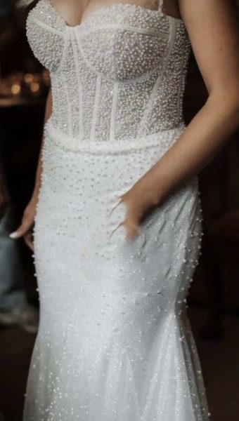 Exclusieve designer trouwjurk, maat 40, van Morilee (met eventueel een losse overrok). volledig bezet met pareltjes, nooit gedragen