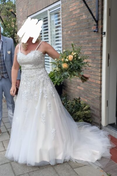Prachtige trouwjurk maat 42/44, zalm/champagne kleurige onderrok.