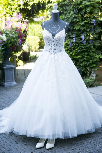 Een romantische A-line jurk incl. Sluier