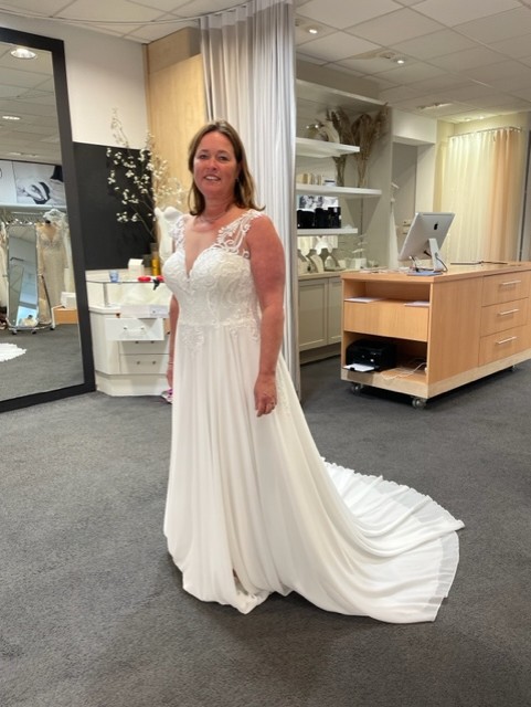 Prachtige Vesc Ivory trouwjurk met split