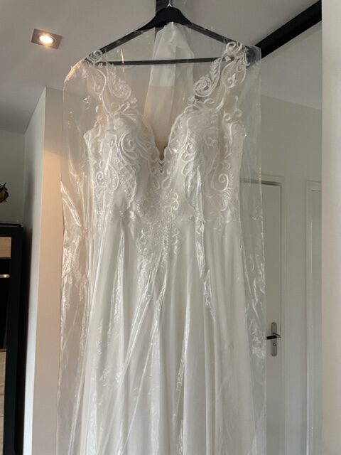 Prachtige Vesc Ivory trouwjurk met split