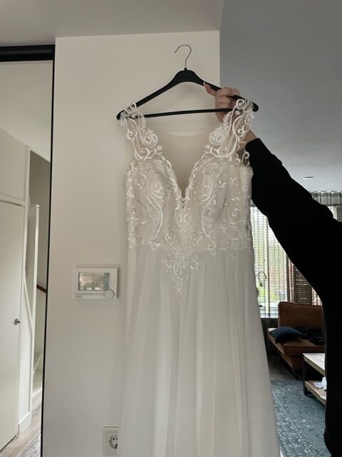 Prachtige Vesc Ivory trouwjurk met split