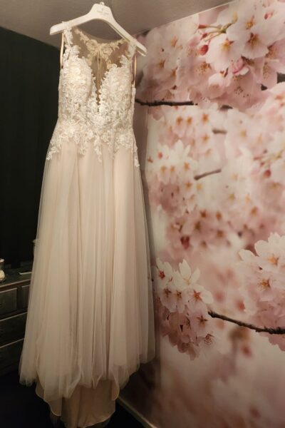 Prachtige trouwjurk Tres Chic 2024 te koop, kleur champagne