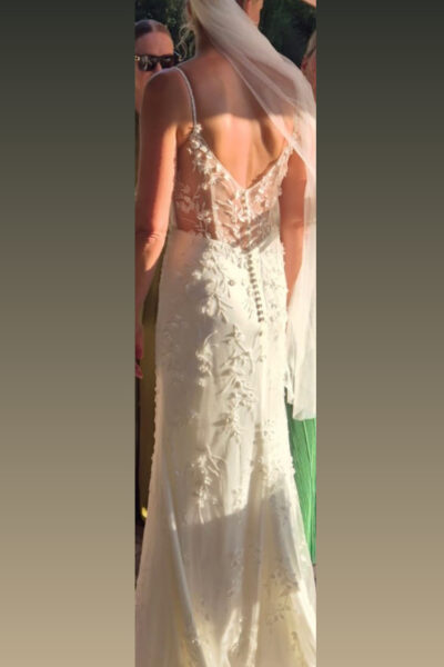 Getailleerde jurk met borduursel en 3D bloemen