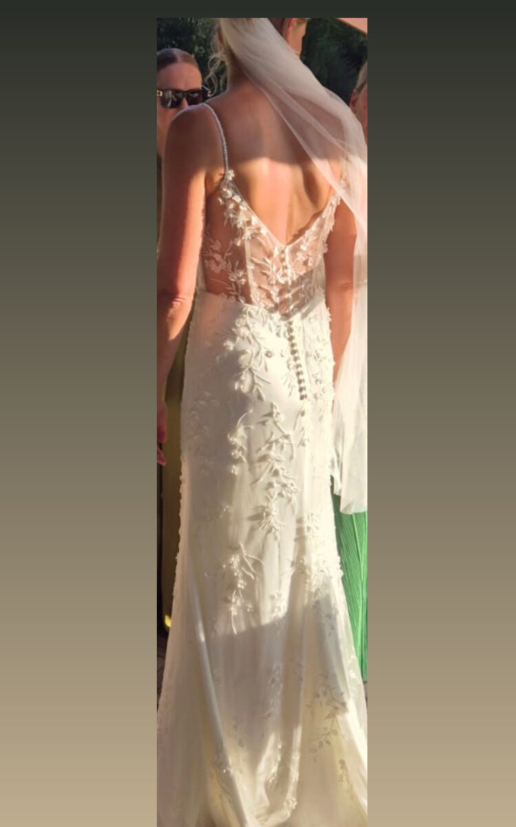 Getailleerde jurk met borduursel en 3D bloemen