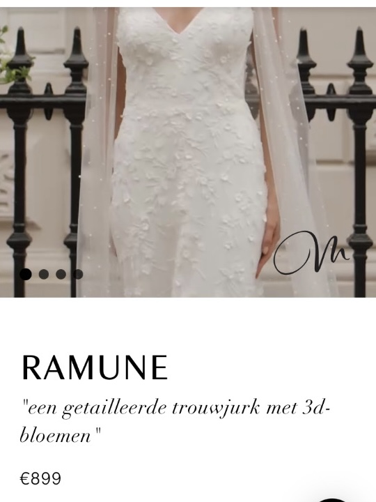 Getailleerde jurk met borduursel en 3D bloemen
