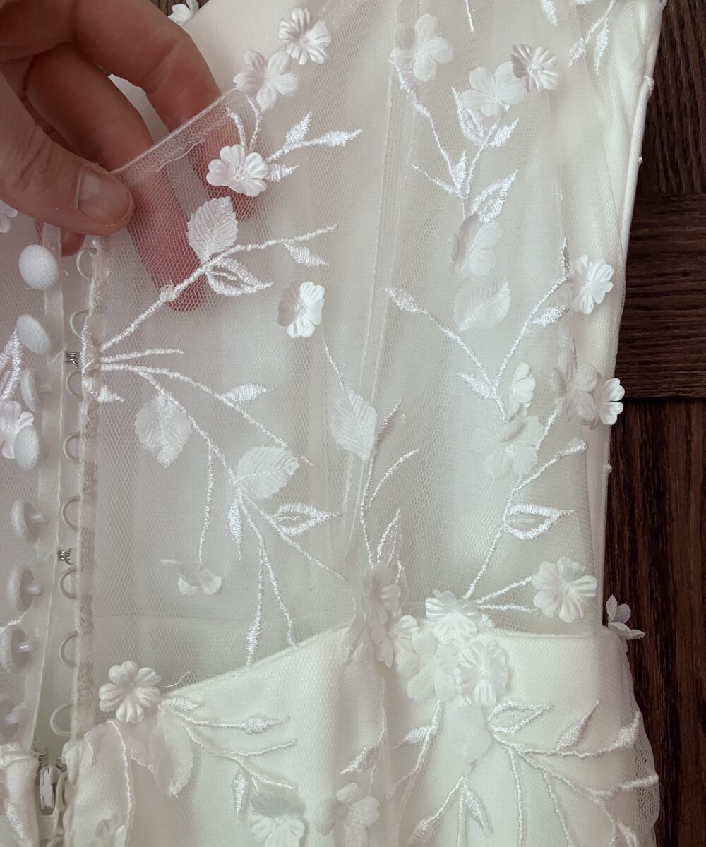Getailleerde jurk met borduursel en 3D bloemen