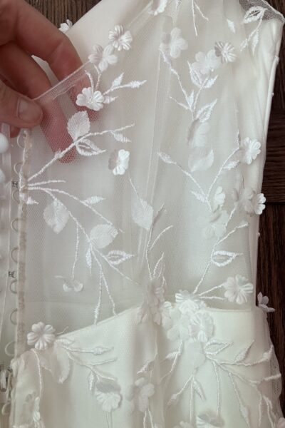 Getailleerde jurk met borduursel en 3D bloemen