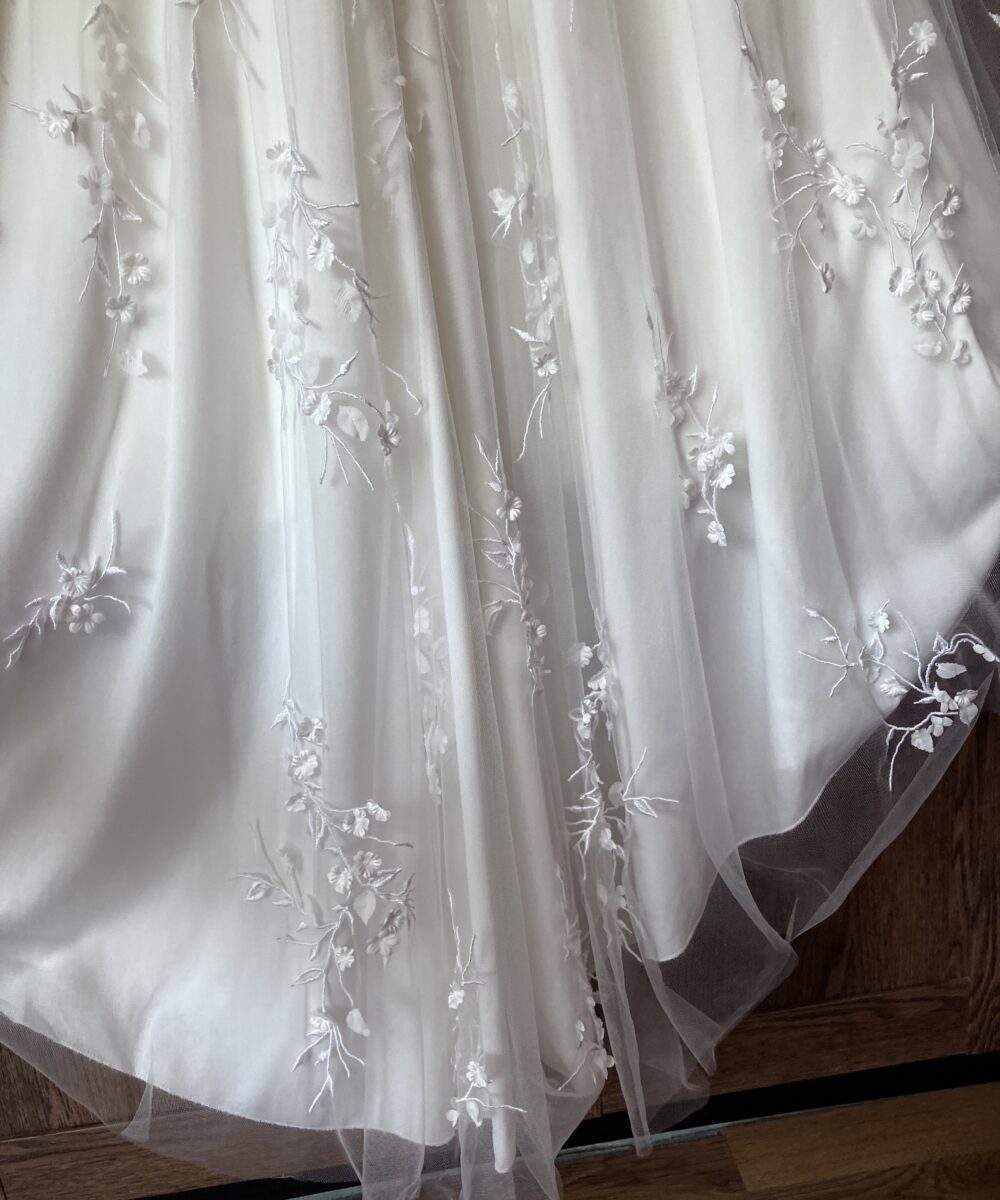Getailleerde jurk met borduursel en 3D bloemen