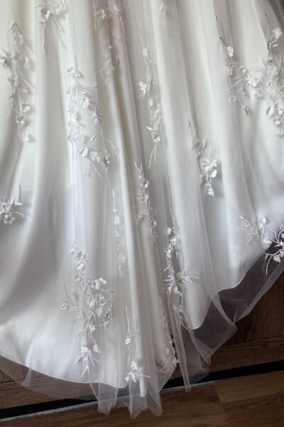 Getailleerde jurk met borduursel en 3D bloemen