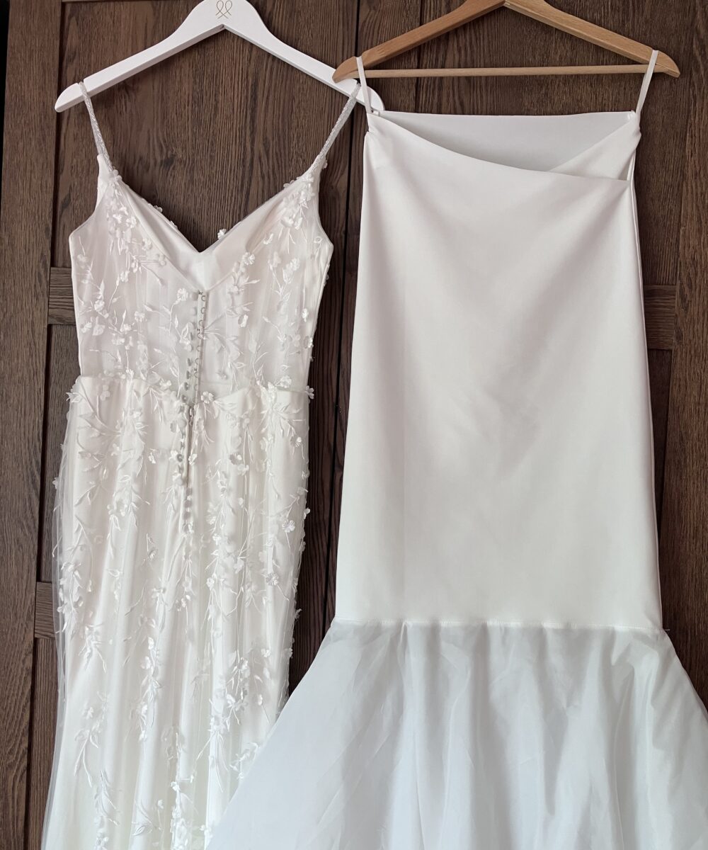 Getailleerde jurk met borduursel en 3D bloemen