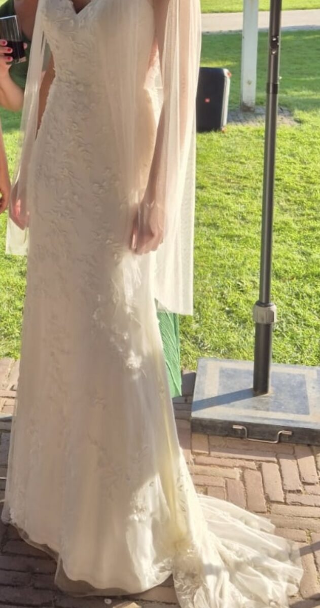Getailleerde jurk met borduursel en 3D bloemen